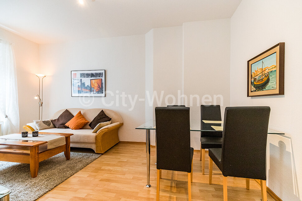 furnished apartement for rent in Hamburg Eppendorf/Geschwister-Scholl-Straße.  living & dining